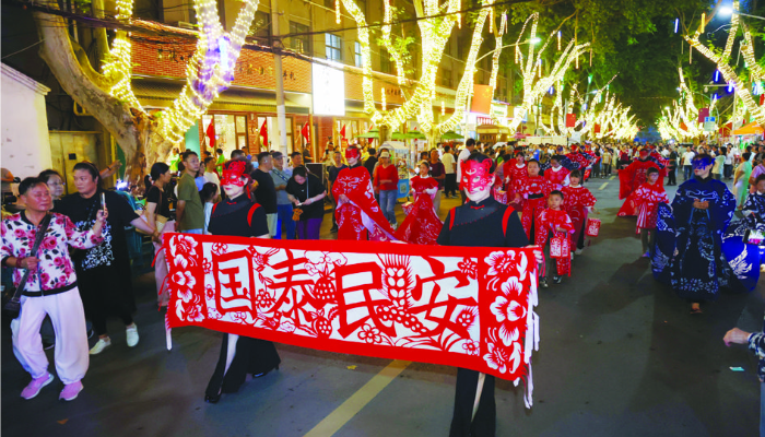 非遗艺术 扮靓老街