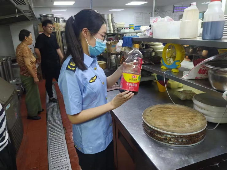 田家庵区市场监管局夏季食品安全专项整治显成效图片1